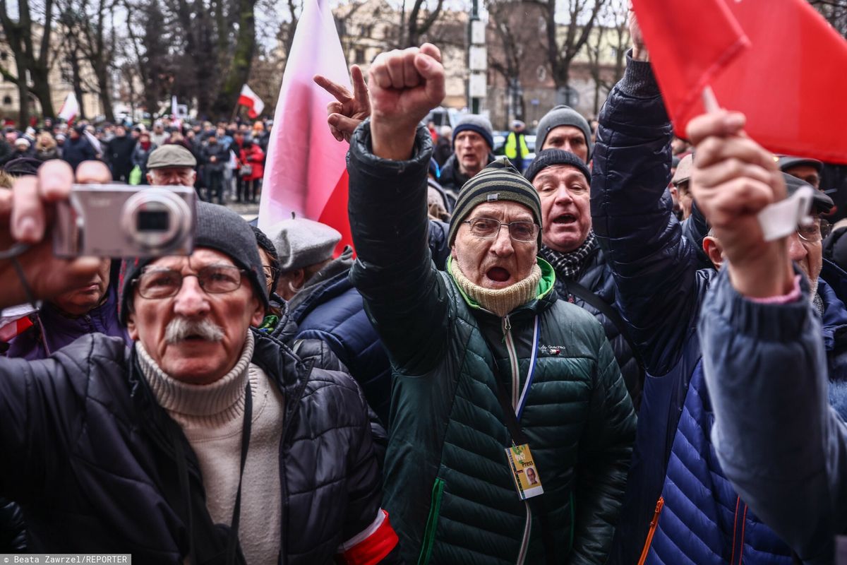 Pikieta w obronie publicznych mediów w Krakowie