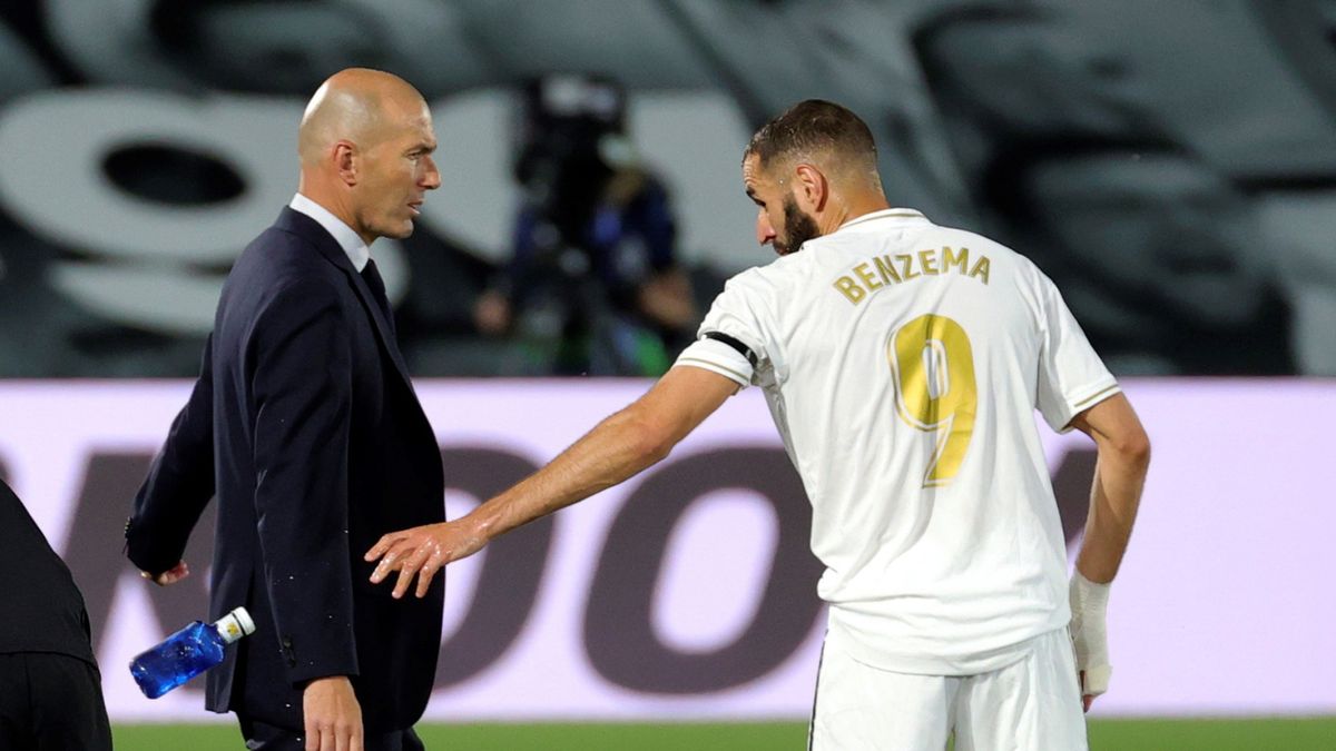 Zdjęcie okładkowe artykułu: PAP/EPA / JuanJo Martin / Na zdjęciu: Zinedine Zidane (z lewej) i Karim Benzema podczas meczu z Valencia CF