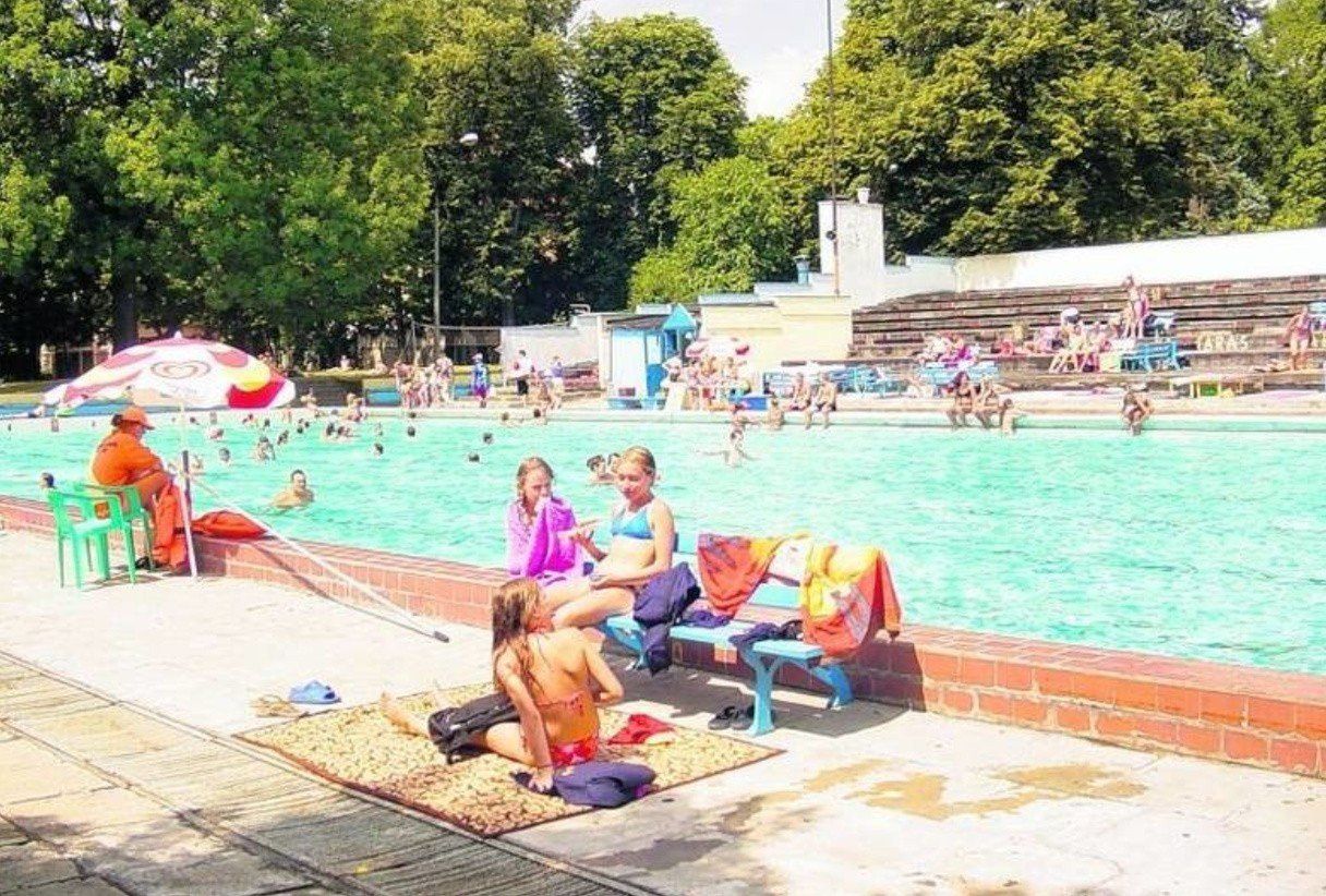 Basen OlimpiaOdkryty basen pływacki wybudowany został w 1969 r. na terenie należącym do pobliskich Zakładów Odzieżowych “Olimpia.Basen miał wymiary 50 x 20 m. Po północnej stronie usytuowana była widownia, a pod nią pomieszczenia techniczne i szatnie z natryskami. W okresach zimowych funkcjonował przykryty specjalną  powłoką tzw. balonem. W 2005 r. basen ze względu na stan techniczny wymagający remontu został zamknięty. Dziś w tym miejscu jest biurowiec. Zobacz zdjęcia na kolejnych slajdach 
