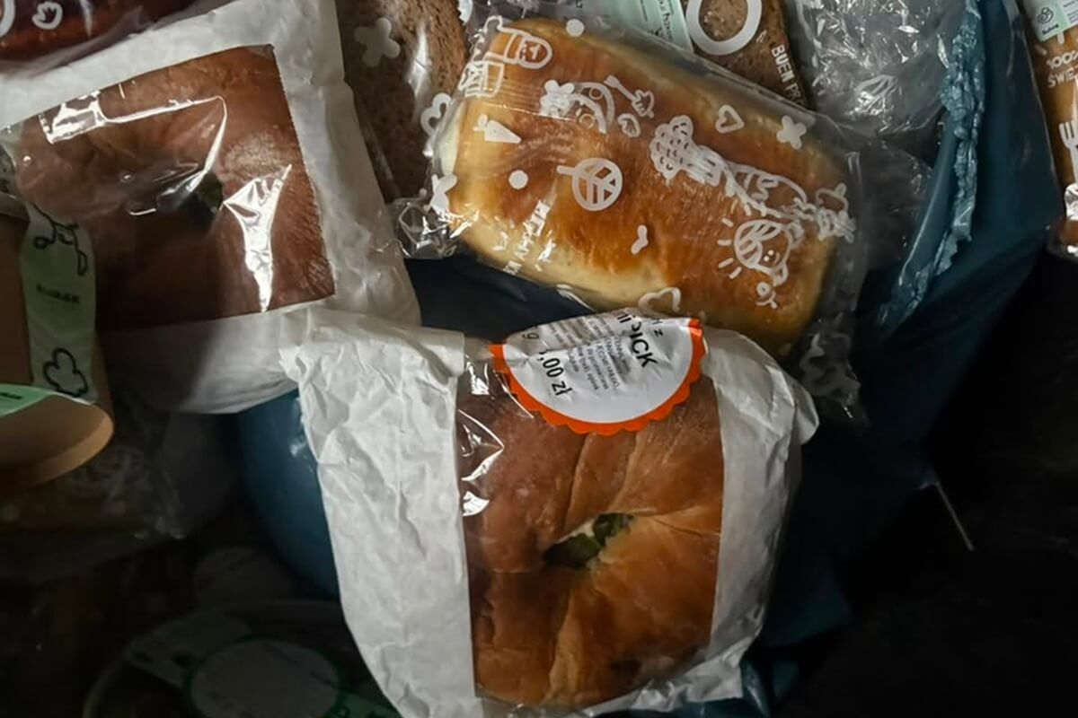 Posiłki od Ślimak Catering w koszu na śmieci przy ul. Agatowej