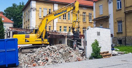 Bielsko-Biała. Zniknął budynek szpitala. Nie pasował do historycznej zabudowy