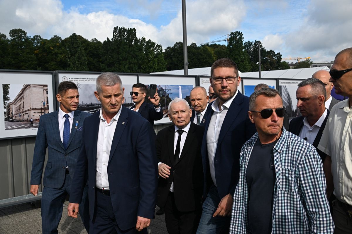 Prezes PiS Jarosław Kaczyński (w środku)