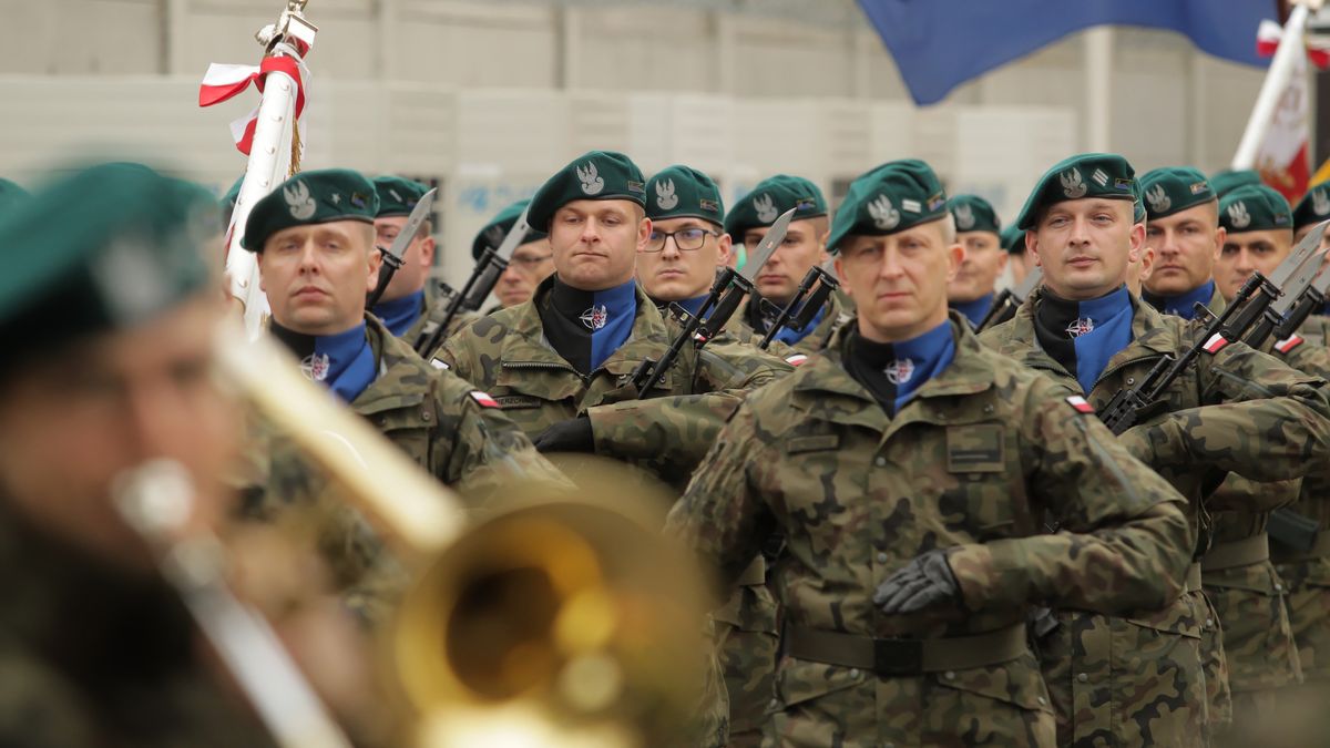 Elbląg, 28.10.2021. Żołnierze podczas apelu z okazji przekazania dowództwa w strukturach NATO, 28 bm. w Elblągu. (mr) PAP/Tomasz Waszczuk