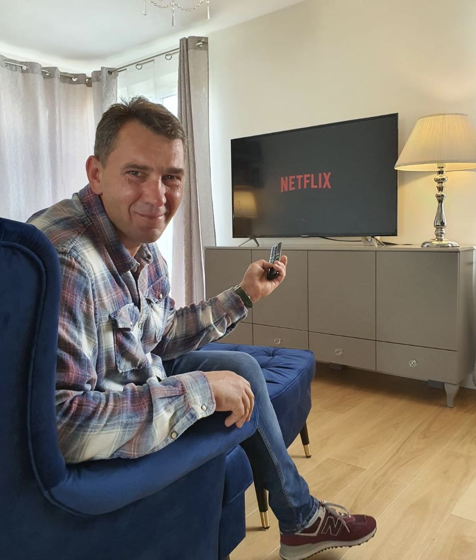 Darek Stolarz przed telewizorem w salonie