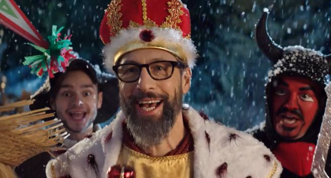 Szymon Majewski w bożonarodzeniowych reklamach Plusa jako Święty Mikołaj, kolędnik i sprzedawca choinek (wideo)