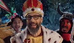 Szymon Majewski w bożonarodzeniowych reklamach Plusa jako Święty Mikołaj, kolędnik i sprzedawca choinek (wideo)