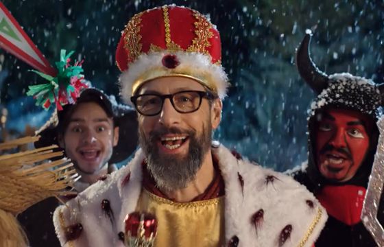 Szymon Majewski w bożonarodzeniowych reklamach Plusa jako Święty Mikołaj, kolędnik i sprzedawca choinek (wideo)