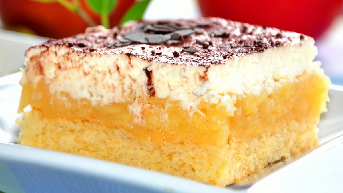 Szarlotka królewska z warstwą śmietanki