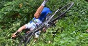 #dziejesiewsporcie: niesamowity pech kolarza! Prowadził w wyścigu, ale... wylądował w krzakach