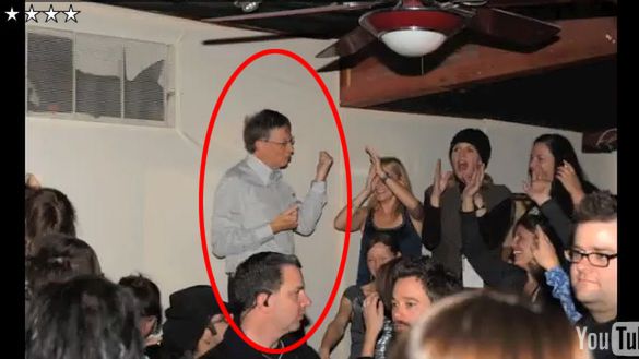 Bill Gates tańczy na stole. A mówią, że emerytura to nuda (zdjęcia) 1