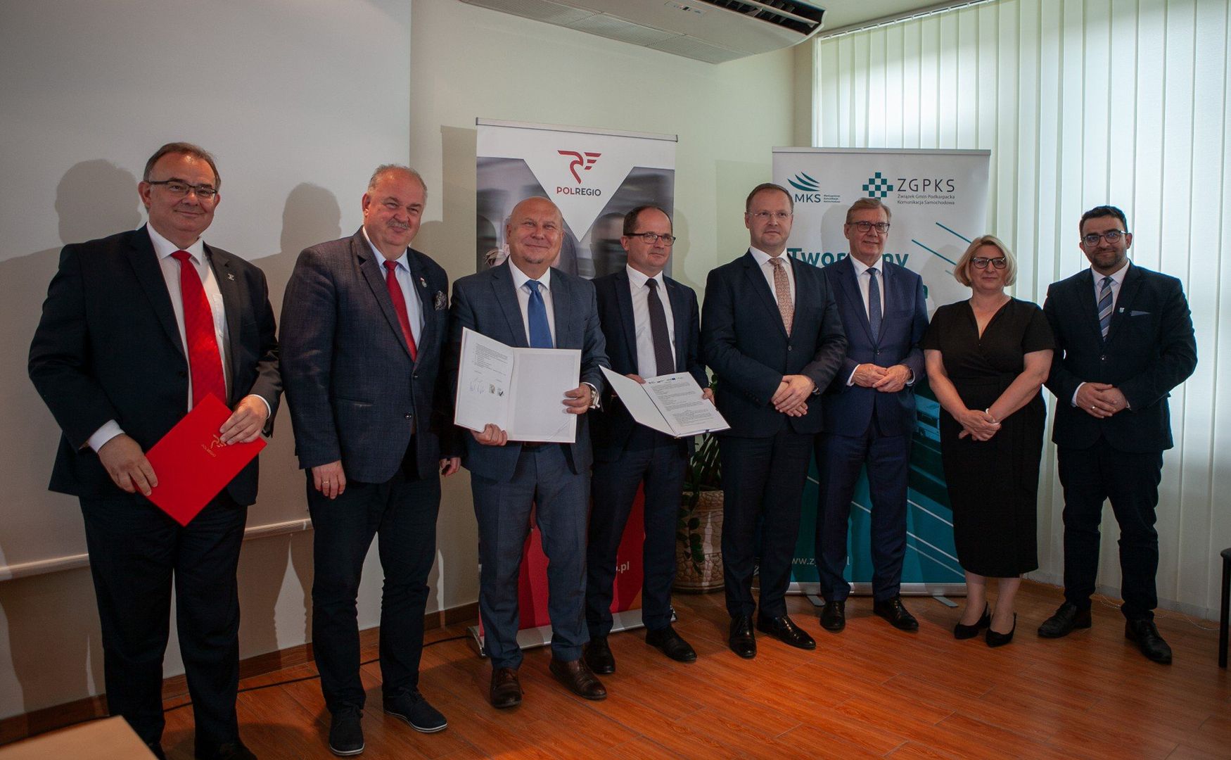Podpisanie umowy między PKS Rzeszów S.A. a firmą GZOG ENERGY Sp. z o.o. z Bytomia, która zajmie się projektowaniem i budową stacji. Lokalizacja inwestycji to teren zajezdni PKS przy Alei Wyzwolenia w Rzeszowie.