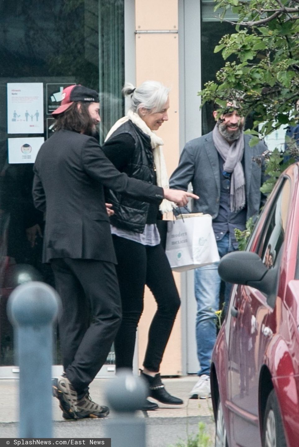Roześmiani Keanu Reeves i jego dziewczyna na lotnisku