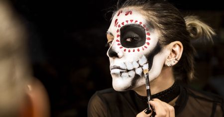 Jak pomalować twarz na Halloween? Prosty makijaż, który robi wrażenie