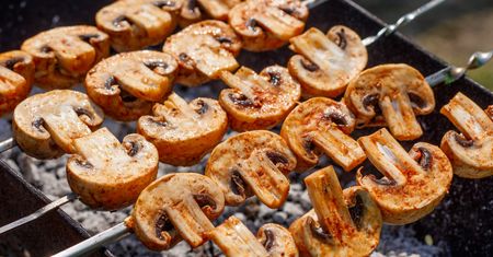 Przepisy na pieczarki z grilla, o jakich ci się nawet nie śniło. Smakują o niebo lepiej niż pieczone kiełbaski