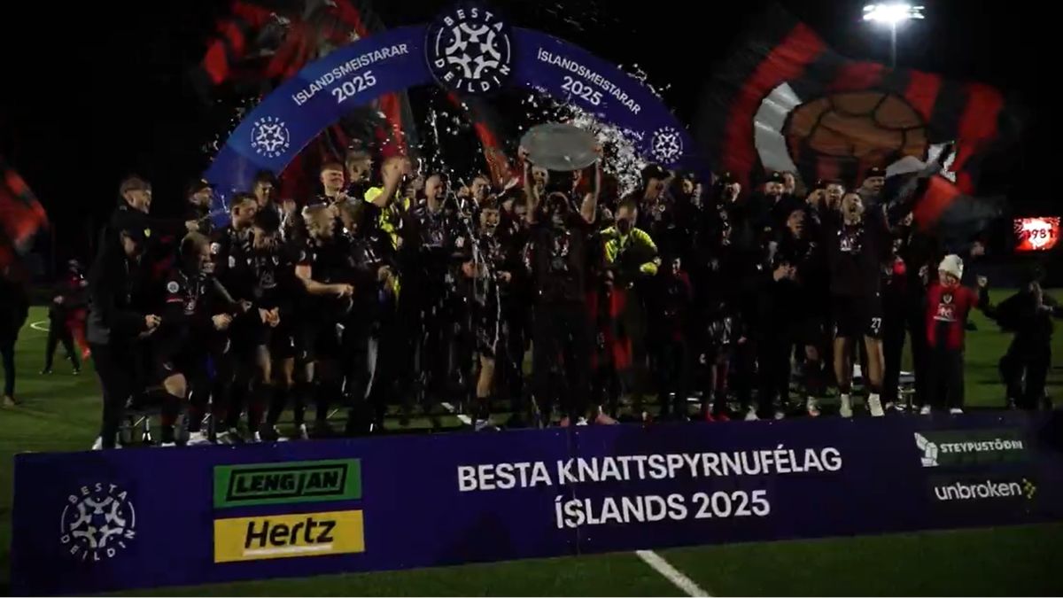 Twitter / Besta Deildin / Na zdjęciu: Świętowanie mistrzostwa przez piłkarzy Vikingur Reykjavik.