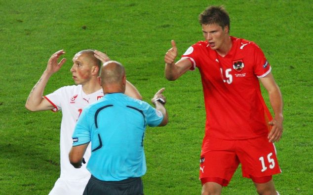 Howard Webb dyktuje rzut karny dla Austrii w meczu Euro 2008 z Polską / fot. Getty Images