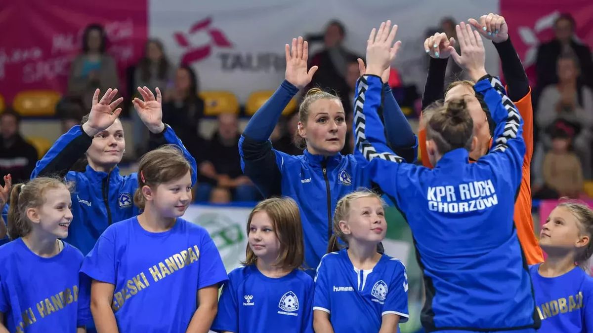 Zdjęcie okładkowe artykułu: Materiały prasowe / KPR Ruch Chorzów / PGNiG Superliga Kobiet / Na zdjęciu: Karolina Jasinowska (na środku)
