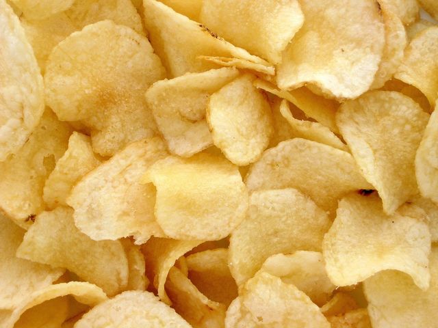 Chipsy ziemniaczane o obniżonej zawartości tłuszczu, bez dodatku soli