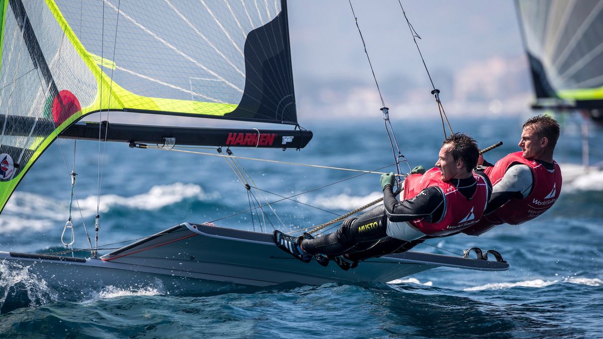 Materiały prasowe / Richard Langdon / Sailing Energy / World Sailing / Na zdjęciu: Dominik Buksak i Szymon Wierzbicki na jachcie olimpijskiej klasy 49er