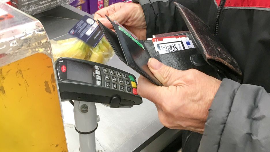 Mężczyzna po zakupach zgubił kartę. Gdy została ona zabezpieczona przez pracownicę sklepu, chciał ją odzyskać