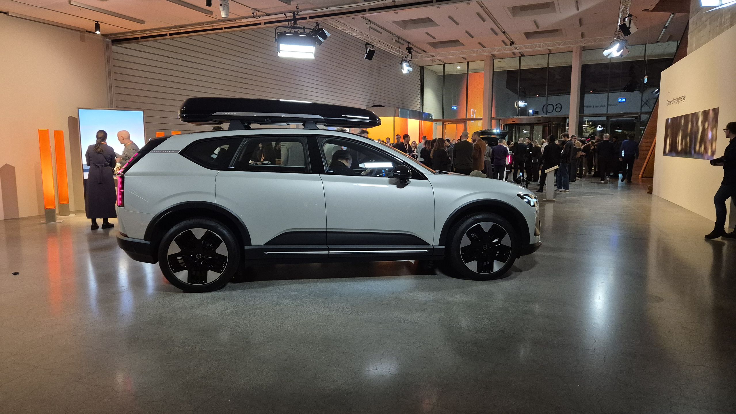 Volvo EX60 Cross Country