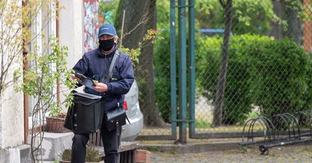 Emerytalny problem listonoszy. Pandemia zmienia przyzwyczajenia, więc tracą napiwki