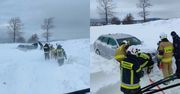 Kobiety utknęły w zaspie, auto zasypało po dach. Akcja służb