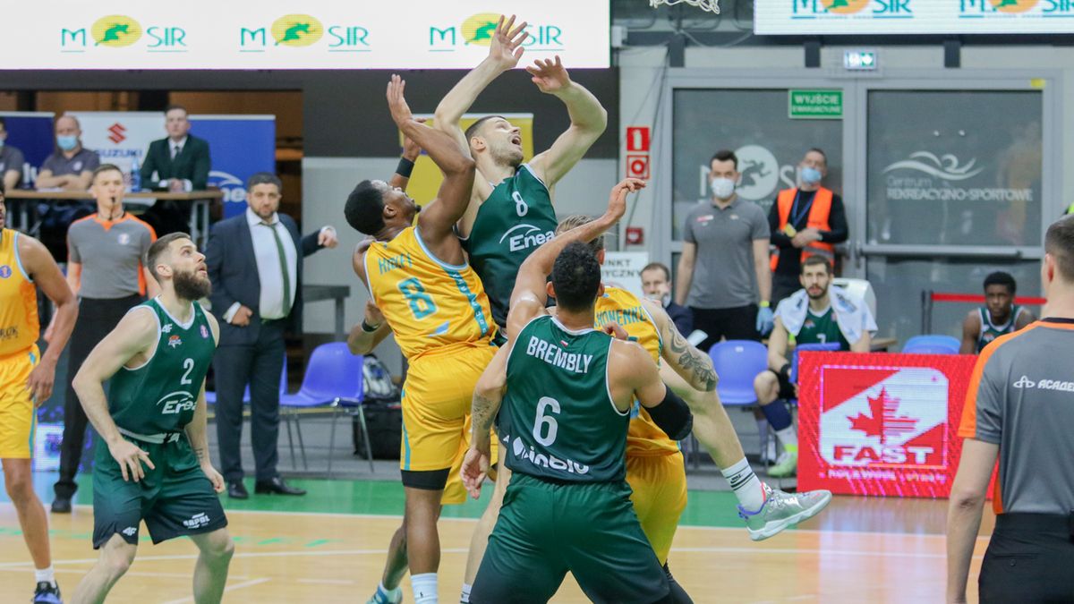 WP SportoweFakty / Artur Lawrenc / Dragan Apić w walce o piłkę