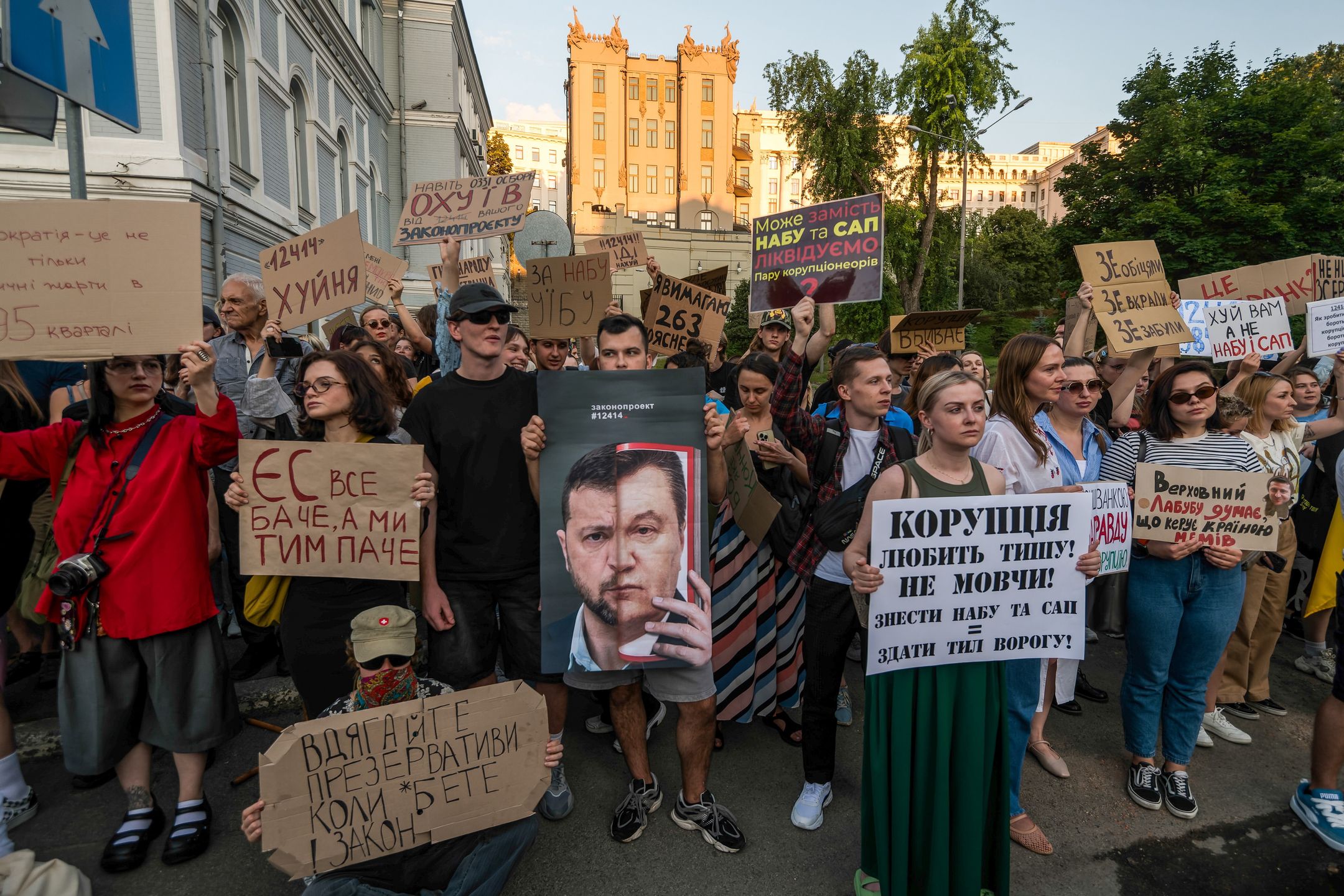 Kijów, Ukraina, 23.07.2025. Wiec przeciwko przyjętej przez Radę Najwyższą ustawie, która ogranicza niezależność Narodowego Biura Antykorupcyjnego Ukrainy (NABU) i Specjalnej Prokuratury Antykorupcyjnej (SAP), w Kijowie, 23 bm. Dzisiaj w wielu dużych miastach Ukrainy, w tym w Kijowie, Charkowie, Lwowie, Winnicy i Mikołajowie, odbyły się protesty. (ad) PAP/Vladyslav Musiienko ***Do tego materiału zdjęciowego dostępna jest również depesza w systemie CSI, pt.: Ukraina/ Zełenski zapowiedział stworzenie nowej ustawy o instytucjach antykorupcyjnych***