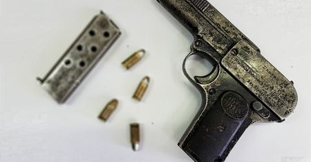 Bez uprawnień, z narkotykami i nielegalną bronią