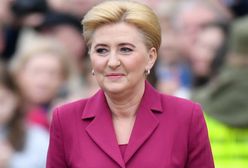 Wyglądała inaczej niż zwykle. Postawiła na kolorową sukienkę w kwiaty