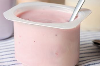 Takie jogurty omijaj szerokim łukiem. Nafaszerowane cukrem, barwnikami i zagęstnikami