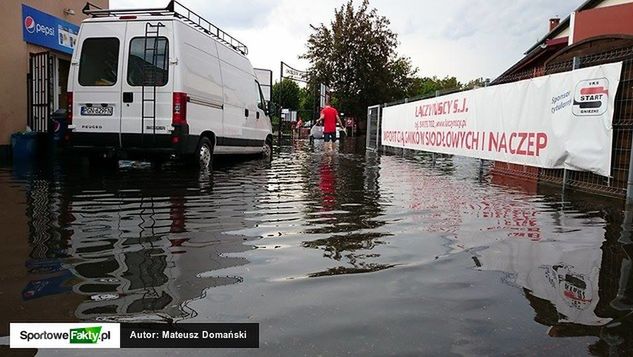 "Powódź" na stadionie w pierwszej stolicy Polski.