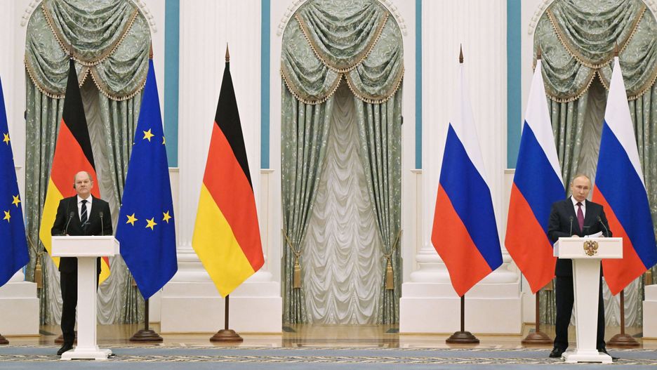 Kanclerz Niemiec Olaf Scholz i rosyjski dyktator Władimir Putin