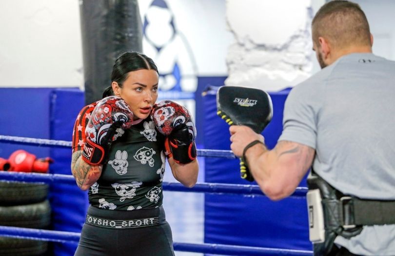 Kamila Wybrańczyk w pocie czoła trenuje tajski boks