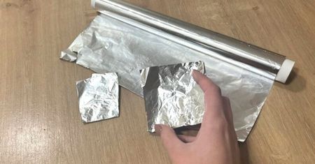 Wiesz, dlaczego folia aluminiowa ma matową i błyszczącą stronę? To nie przypadek