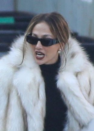 Jennifer Lopez załatwia sprawunki w wielkim futrze