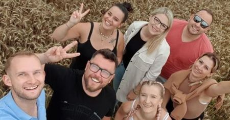 "Ślub od pierwszego wejrzenia". Uczestnicy programu POZUJĄ W ZBOŻU. "Połączył nas eksperyment, a los sprawił, że powstała przyjaźń" (ZDJĘCIA)