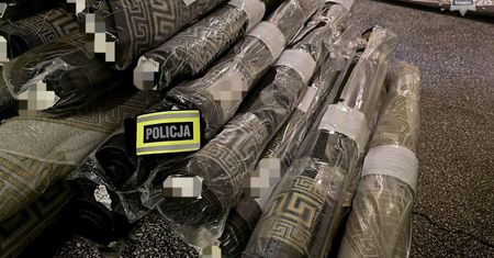 Luksusowe podróbki za miliony: policja przejęła 109 dywanów z fałszywymi znakami towarowymi
