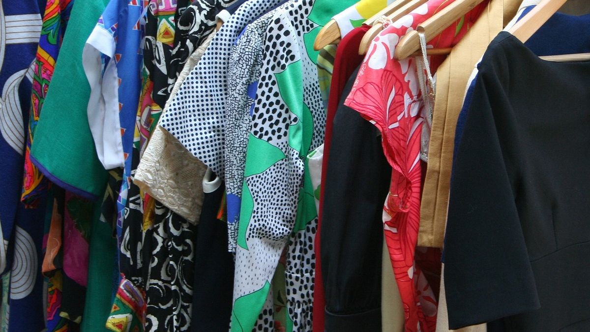 Odpowiedni krój i kolor sukienki może optycznie wyszczuplić sylwetkę