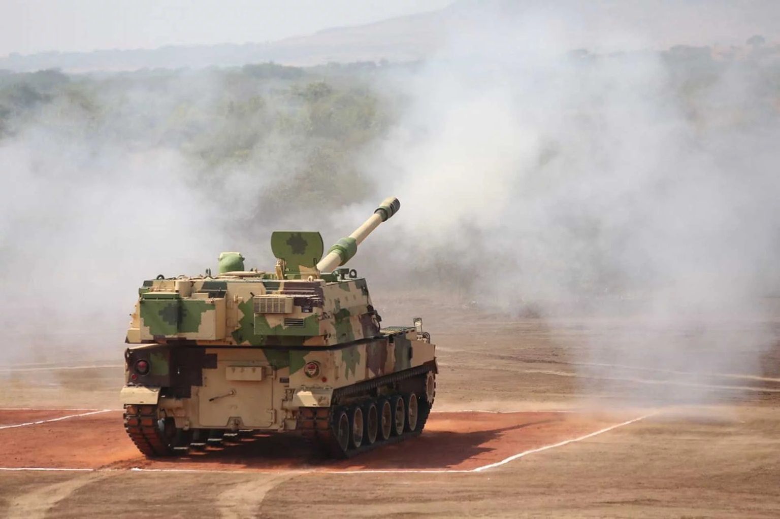 K9 Vajra-T uzbrojono w armatę kal. 155 mm z lufą o długości 52 k