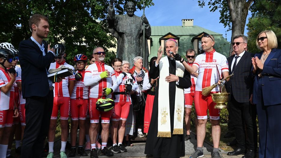 Cykliści, którzy mają do pokonania ponad 650 kilometrów zostali poświęceni przez biskupa Mariana Florczyka, otuchy dodawała im marszałek województwa świętokrzyskiego Renata Janik i starosta powiatu kieleckiego, Tomasz Pleban.
