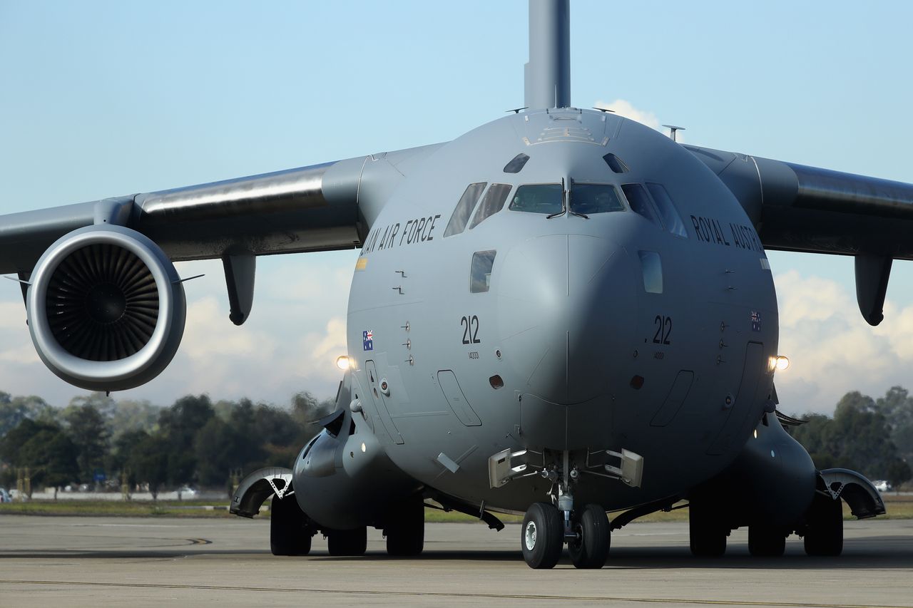 Samolot C-17 należący do USAF pomaga w ewakuacji obywateli USA z Kabulu