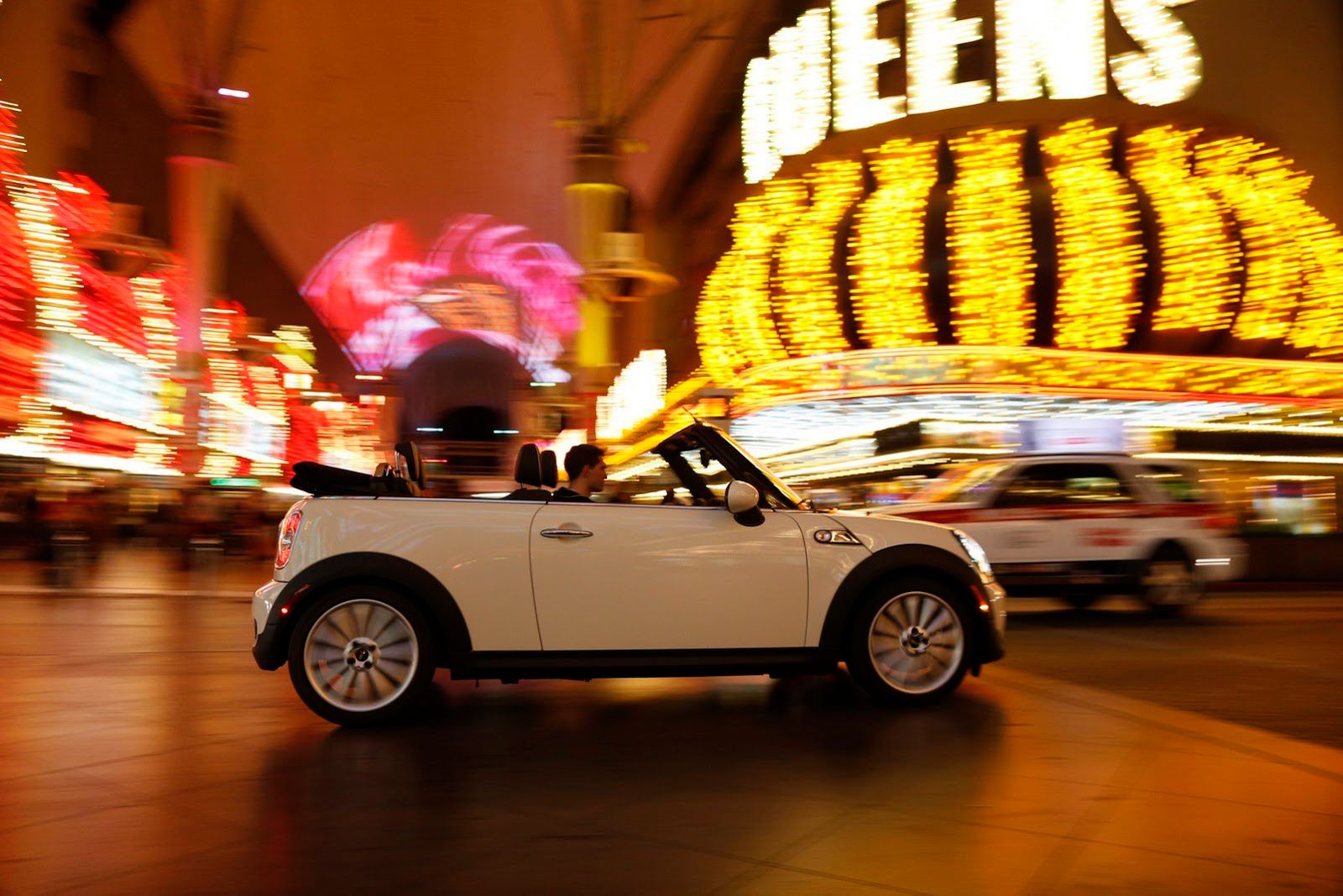 Galeria Mini jako celebracja sprzedaży półmilionowego egzemplarza w USA 181