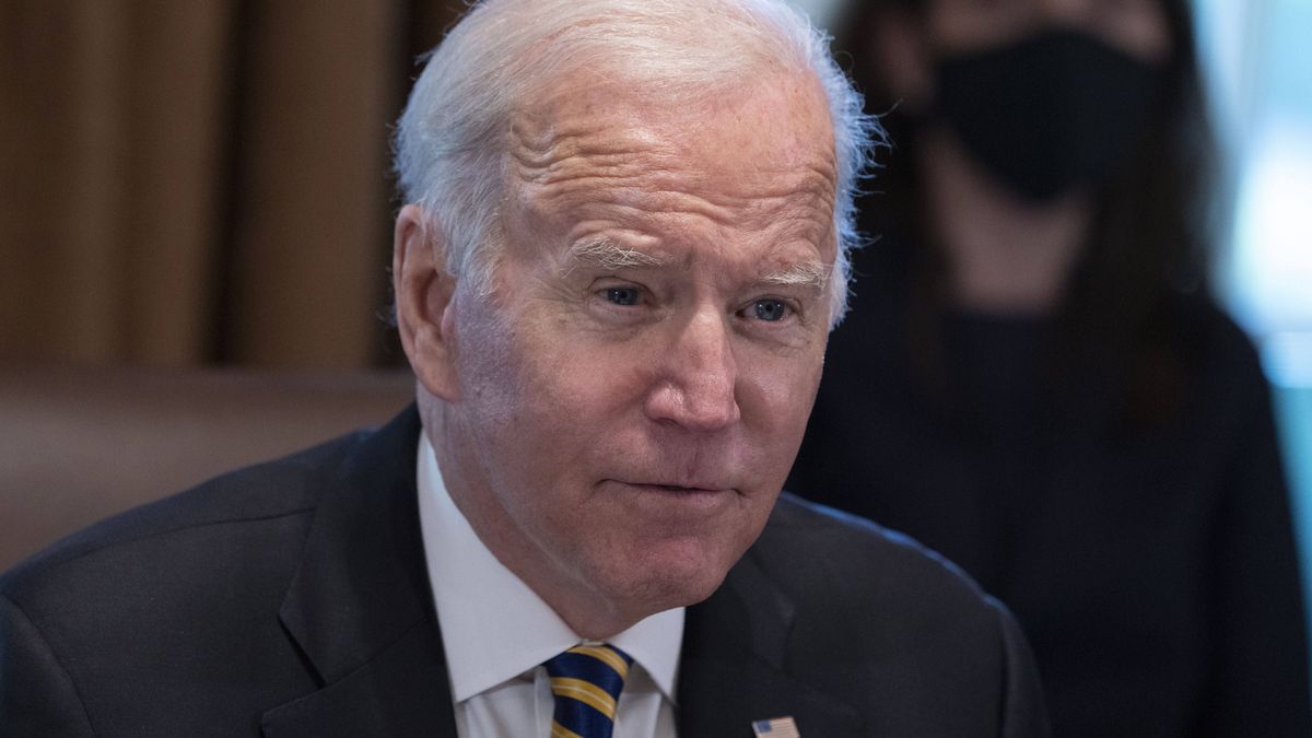 Urzędnicy prezydenta Bidena mówią, że na stole są wszystkie opcje. Coraz więcej apeli o uwolnienie strategicznych rezerw ropy. 