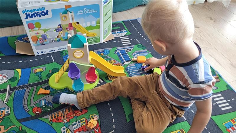 Kubuś w trakcie zabawy