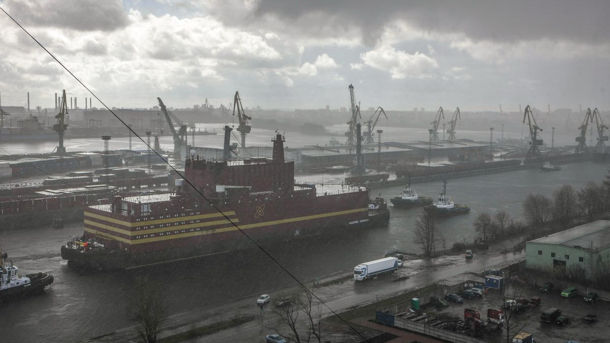 Pływająca elektrownia atomowa jest holowana do Murmańska, gdzie przejdzie testy