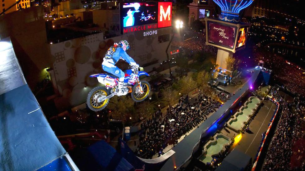 Za skok na motocyklu otrzymał 2 mln dolarów. Dlaczego Red Bull wyłożył tyle forsy? 1