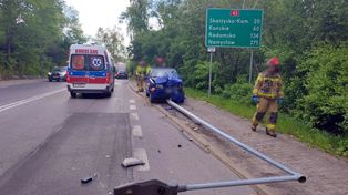 Starachowice: Groźny wypadek. Fiat uderzył w busa i słup oświetleniowy