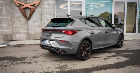 Cupra Leon 300 z polskim cennikiem. Jest tańsza od słabszej hybrydy